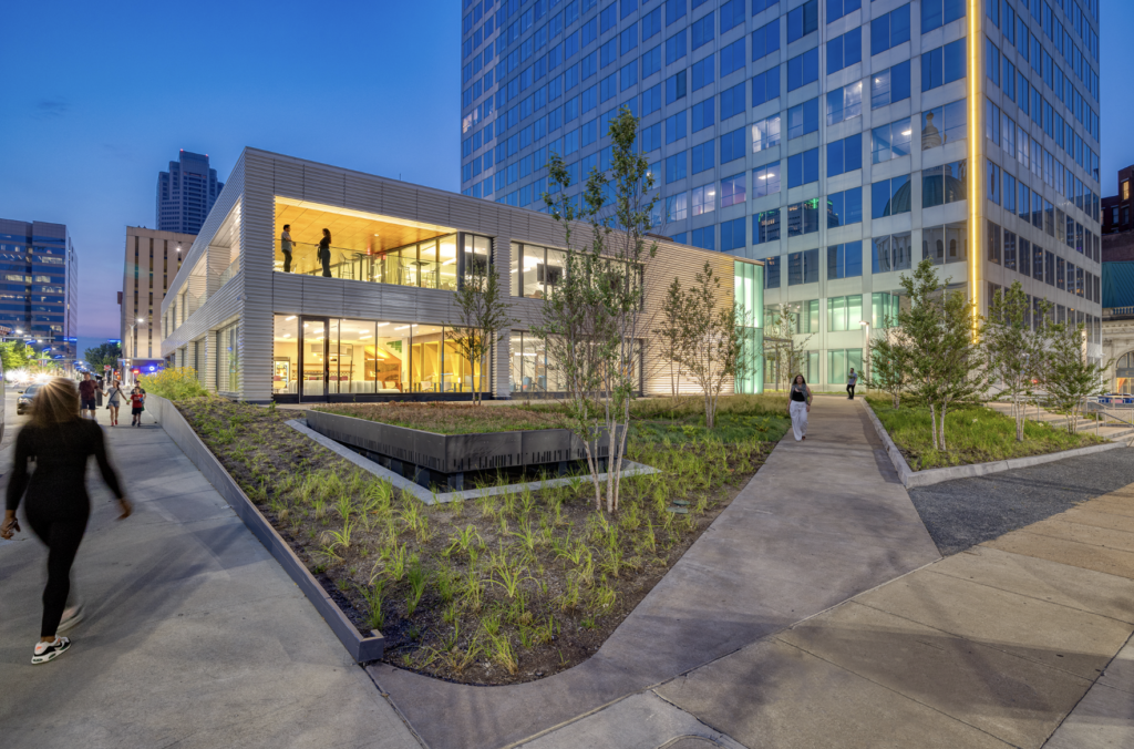 Trivers updated the atrium’s façade and site to make it more attractive from the street and increase its compatibility with nearby landmarks, like the Old
Courthouse and Gateway Arch National Park.
