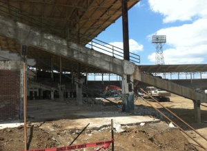 Structural-steel pipe braces hold the structure in place while the concrete risers that held the stadium’s seating are demolished. The bracing remained in place for approximately four months. PHOTO: Lynch, Harrison & Brumleve Inc.