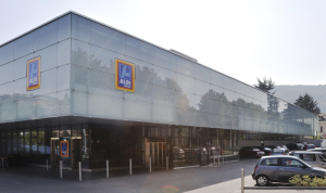 ALDI SUISSE Supermarket, Chiasso, Switzerland, features a ventilated glass rainscreen system, which consists of horizontally overlapping, tempered, silkscreen-pattern fritted glass panels. PHOTO: Längle and Bendheim Wall Systems Inc.